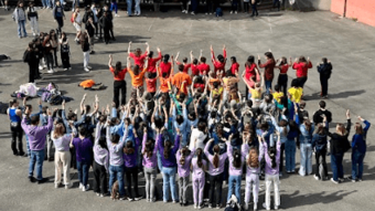 eleves dans la cours, en forme de drapeau LGBTQ+