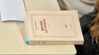 Livre au bord d'une table