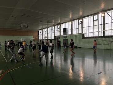 Séance de volley-ball dans un gymnase