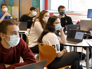 Lycéens en classe avec leur ordinateur portable