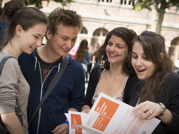 Groupe de 4 Etudiants autour d'une brochure