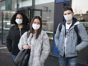 3 lycéens devant leur établissement