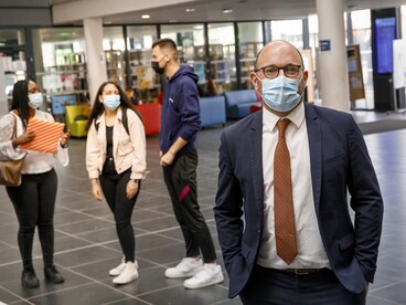 Ecole et entreprise des élèves et un chef d'entreprise