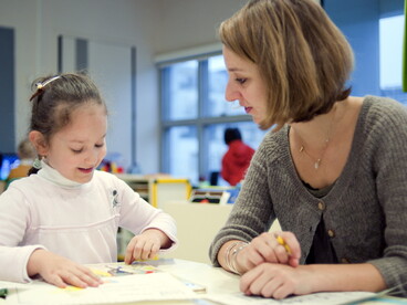 Une professeure des écoles et une élève