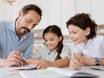 Père en train d'enseigner à ses deux enfants (garçon et fille)