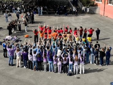 eleves dans la cours, en forme de drapeau LGBTQ+