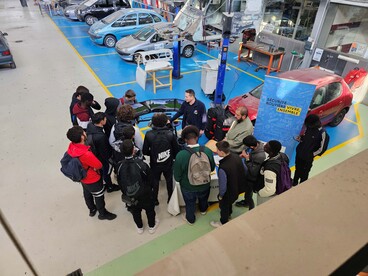 eleves vus du dessus à un stand de securite routiere