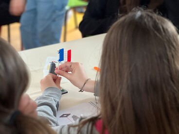 eleves construisant avec des briques