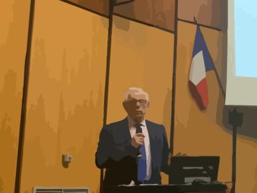 M. Meirieu s'exprimant derrère son pupitre