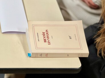 Livre au bord d'une table